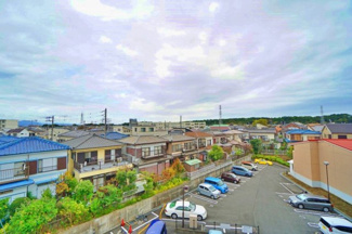 【展望】 | ライトタウン茅ヶ崎 | 前面に高い建物がなく、視界が抜けた開放感のあるロケーション。陽当たりや通風も良好で、のびやかな景色を楽しみながら快適に暮らせます。