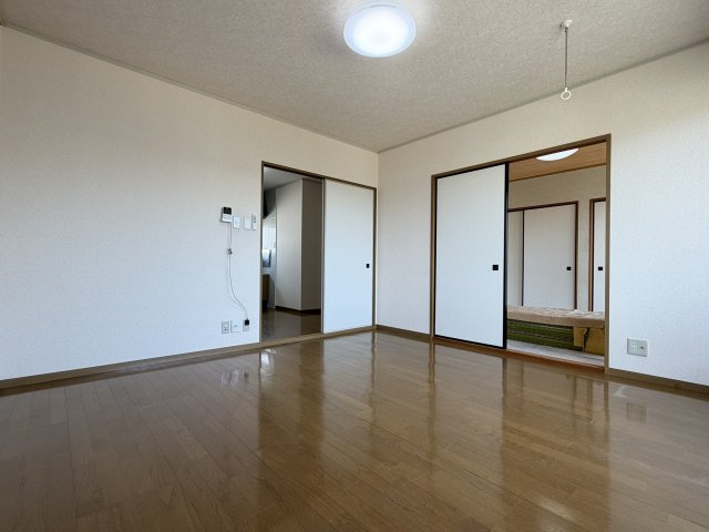ボヌール八橋Ａの居間・リビング|洋室8帖