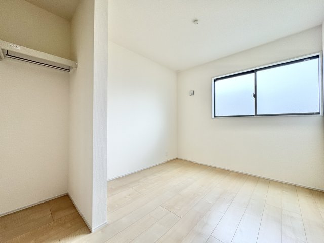 舞阪町舞阪 第1期1号棟の洋室|各居室にはゆとりのある収納が付いています！　