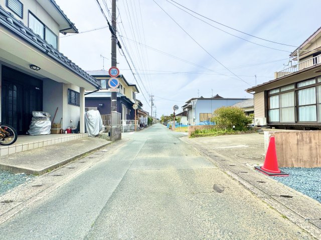 舞阪町舞阪 第1期1号棟の前面道路含む現地写真|前面道路は車がほとんど通らないので、小さいお子さんがいる家庭でも安心できますね。　