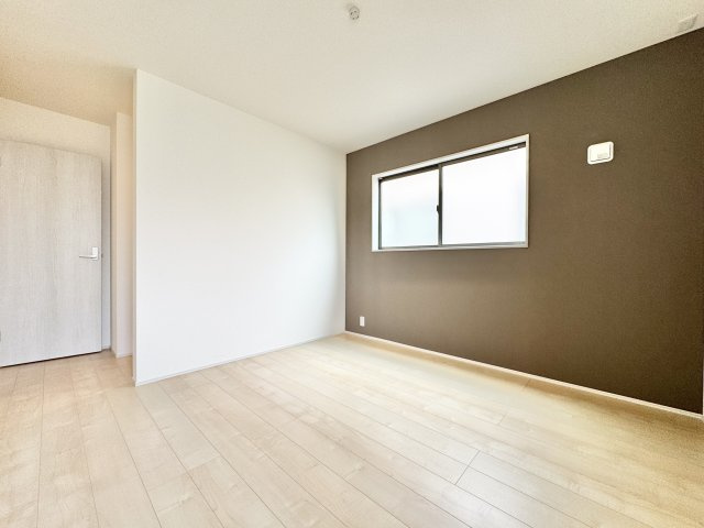 舞阪町舞阪 第1期1号棟の洋室|主寝室はアクセントクロスを採用し、落ち着きと柔らかみのある雰囲気と部屋になっています。　