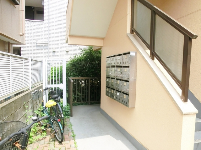 ローズマンション王子のエントランス|郵便ポストついてます