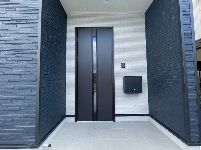 各務原市那加宮浦町　１号棟の外観パース|広々とした玄関スペースは何かと重宝します。