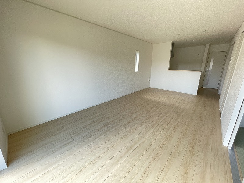各務原市那加宮浦町　１号棟|家族が自然と集まるリビングは、その家の暮らしの中心ともいえる大切な場所。ここで家事をしている姿を家族が見ていれば、家事への協力が自然と得やすくなります。