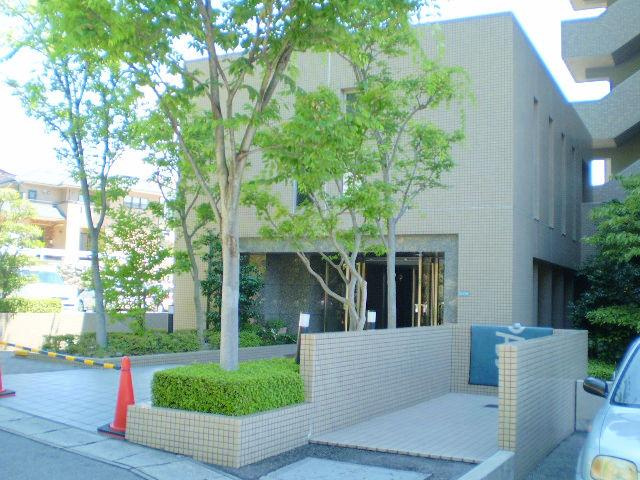 緑豊かなマンションエントランス♪季節の彩りを感じながら、住む人や訪れる人をやさしく迎える空間です♪