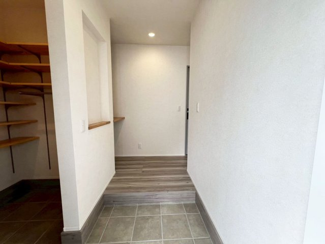 高岡町 平屋の玄関|玄関ホール横には実用性の高いシューズクローゼット（ＳＣＬ）を配置しています。