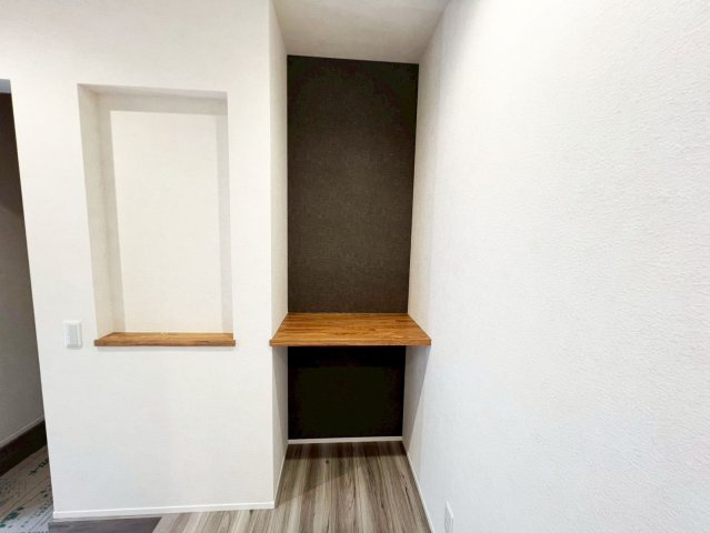 高岡町 平屋の玄関|玄関ホールには使い勝手のよいニッチと、カウンター飾り棚も用意いたしました。