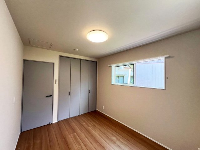 高岡町 平屋の洋室|建具のコージーライトグレーと床のクリエチェリー、壁のホワイトが調和しています。