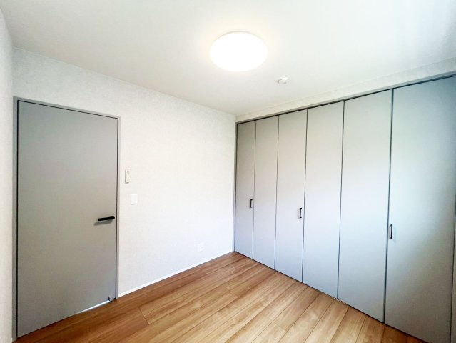 高岡町 平屋の洋室|納戸やホビールーム、ゲストルームとしても使える洋室（４．５帖）。