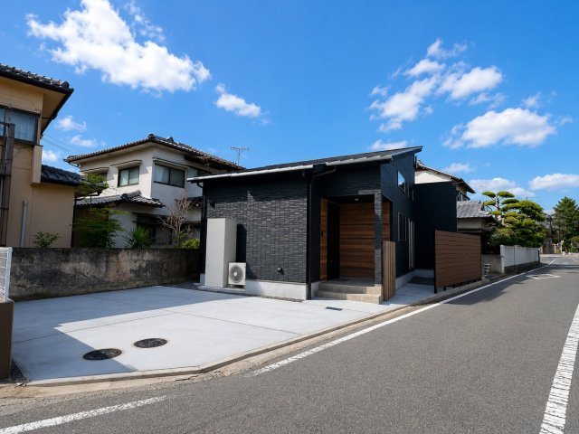 高岡町 平屋の外観|駐車場は2台分あります。