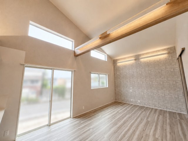 高岡町 平屋の居間・リビング|高い天井と上部の窓からの自然光が、実際の面積以上の広さを演出してくれます。