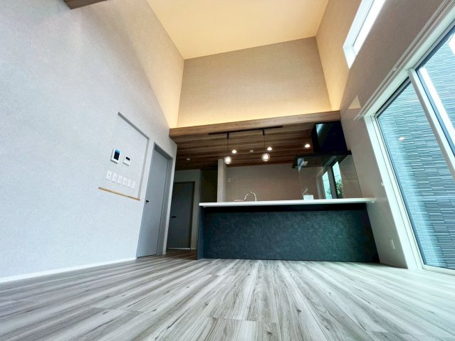 高岡町 平屋の居間・リビング|ＬＤＫの２カ所のサッシはトリプルサッシ（３重ガラス）を採用。断熱性と遮音性をさらに高めています。