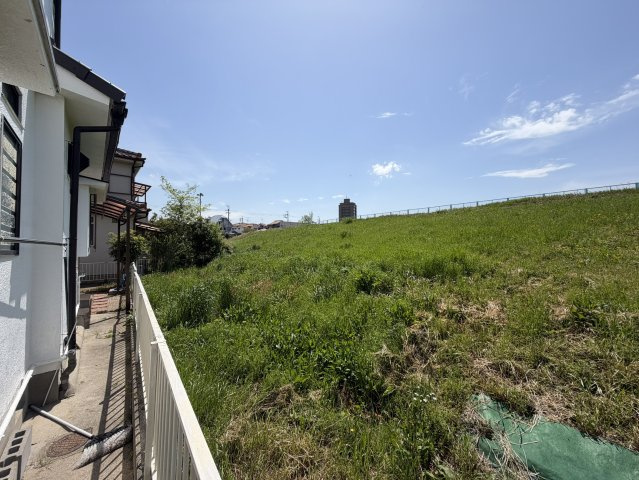 泉南郡熊取町大久保南5丁目貸家の庭|裏が空き地のため日当たり良好