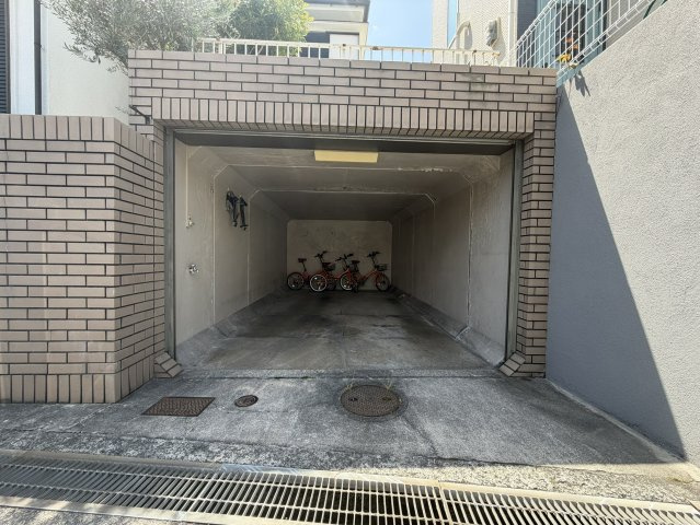泉南郡熊取町大久保南5丁目貸家の駐車場|電動シャッター