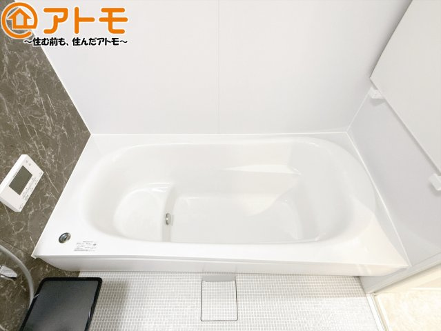 【浴室】 | 藤枝市前島1丁目1期　新築戸建　全1棟 | お子様やお年寄りが使いやすいだけでなく、半身浴にも便利なベンチタイプの湯舟です。お湯の節約にも！