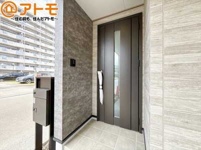 【玄関】 | 藤枝市前島1丁目1期　新築戸建　全1棟 | 落ち着いた色合いの玄関はダブルロックで防犯性に優れた仕様になっています♪