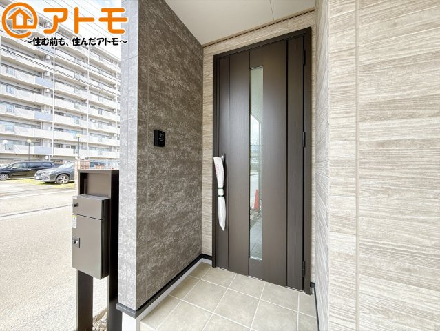 【玄関】 | 藤枝市前島1丁目1期　新築戸建　全1棟 | 落ち着いた色合いの玄関はダブルロックで防犯性に優れた仕様になっています♪