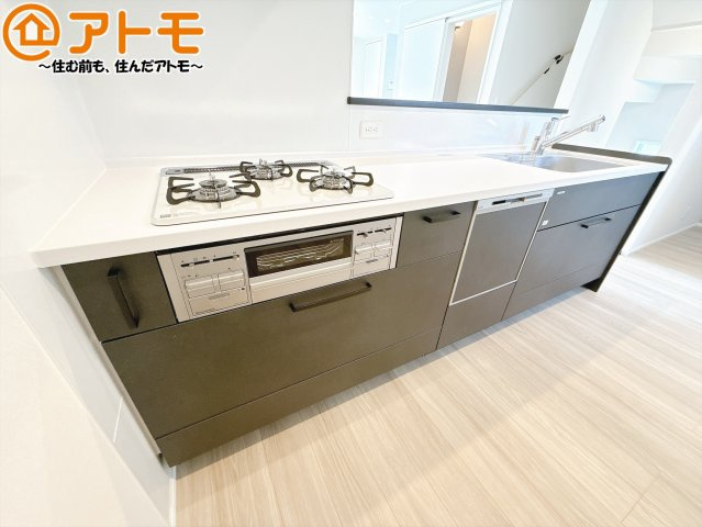 【キッチン】 | 藤枝市前島1丁目1期　新築戸建　全1棟 | つなぎ目の少ないシステムキッチンは、隙間に溜まる汚れも少なく、サッと拭けてお掃除の手間も軽減♪