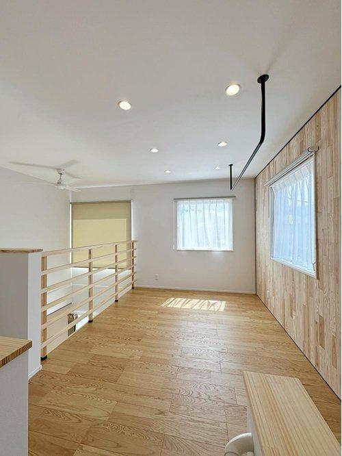 安芸郡熊野町中溝5丁目 No.4の内装|2階の広々としたホールスペース☆
アーム付きのため洗濯物を干すこともできますし、セカンドリビングとしてくつろぎの空間としても活用できます♪