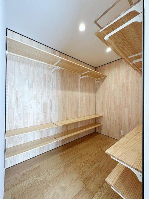 安芸郡熊野町中溝5丁目 No.4の収納|主寝室のウォークインクローゼット☆
全て可動棚となっておりハンガーパイプ、棚部分と自由に組み換えが可能で理想のクローゼットをお作りいただけます。
木材は調湿作用もあり洋服の保管にも最適です。