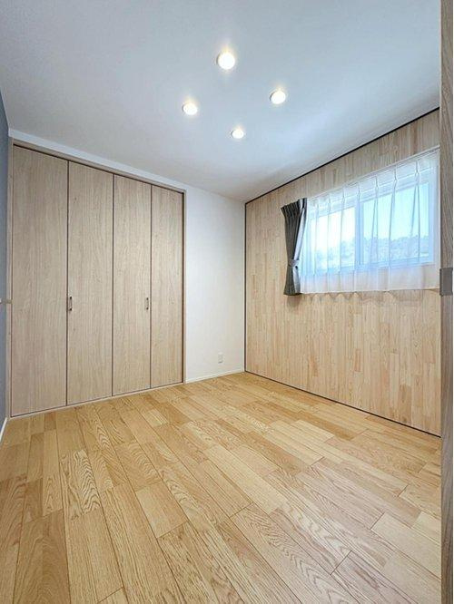 安芸郡熊野町中溝5丁目 No.4の洋室|2階4.5帖の洋室☆
子供部屋にも木材のアクセントを施し可愛らしい部屋になっています。