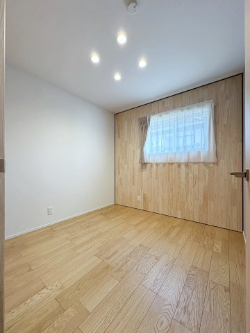 安芸郡熊野町中溝5丁目 No.4の洋室|2階4.5帖の洋室☆
子供部屋にも木材のアクセントを施し可愛らしい部屋になっています。