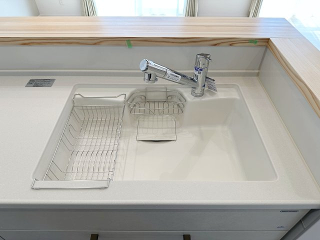 安芸郡熊野町中溝5丁目 No.4のキッチン|浄水機能付き水栓に人造大理石シンク☆
人造大理石のためシンクに水垢や汚れが付きにくく、いつも綺麗なキッチンになります♪