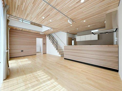 安芸郡熊野町中溝5丁目 No.4の居間・リビング|18帖の吹き抜けのあるリビング☆
吹き抜けにある大きな窓からしっかりと陽が入りとても明るいです。
加工された木材で飾られた壁はアクセントもあり落ち着きを感じられます。