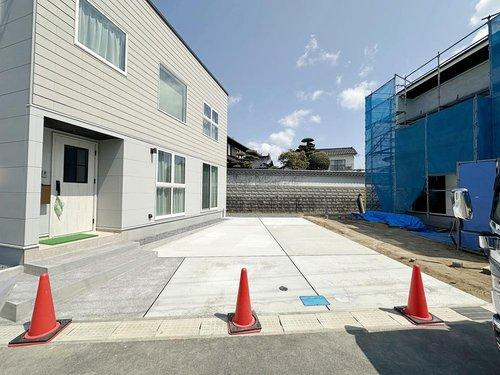 安芸郡熊野町中溝5丁目 No.4の駐車場|車種により3、4台駐車可能☆
来客時はもちろん、お子様が車を持った際も安心して停められます。