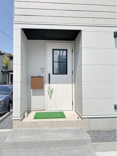 安芸郡熊野町中溝5丁目 No.4の玄関|玄関ドアはスマートキーを採用☆
ドアノブのボタンワンタッチで鍵の開閉ができてとても便利です。