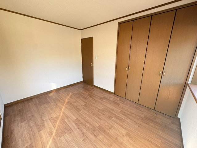 下畑町　中古戸建ての洋室|落ち着いた色調の洋室です