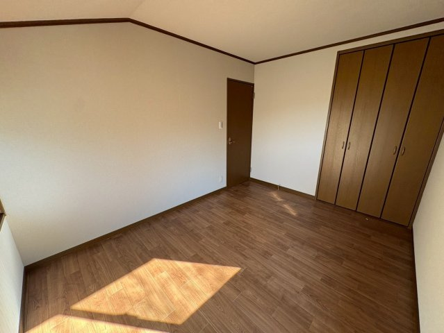 下畑町　中古戸建ての洋室|使い勝手のいい洋室です