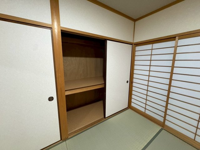 下畑町　中古戸建ての和室|和室に収納あります