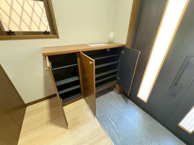 下畑町　中古戸建ての玄関|玄関収納付き♪