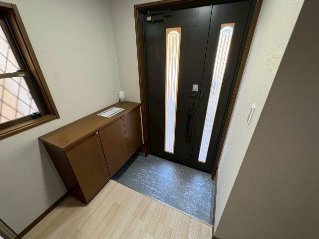 下畑町　中古戸建ての玄関|ゆったりとした玄関