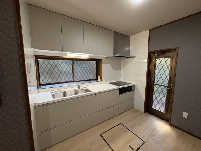 下畑町　中古戸建てのキッチン|窓のあるきれいなキッチンです