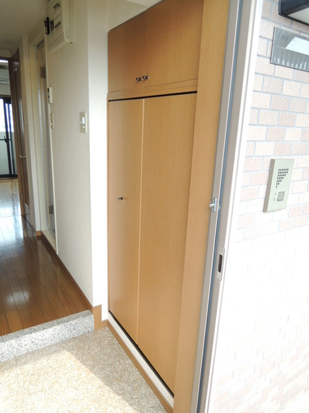 横浜市南区永楽町１丁目の賃貸マンションの玄関