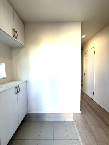静岡市葵区田町２丁目142番　全２棟の収納|玄関には上下に収納を備え、靴や外出用品をすっきり整理できます。玄関から室内へつながる動線もシンプルで使いやすい設計です。