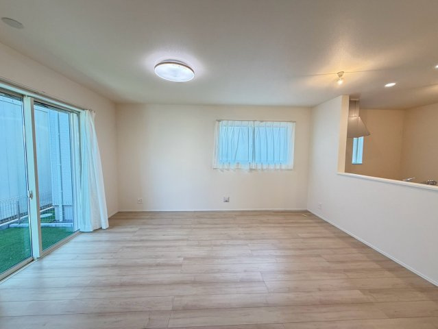 静岡市葵区田町２丁目142番　全２棟の居間・リビング|大きな窓から光が入る、明るく開放感のあるLDK。家具のレイアウトもしやすい、ゆとりのある空間です。