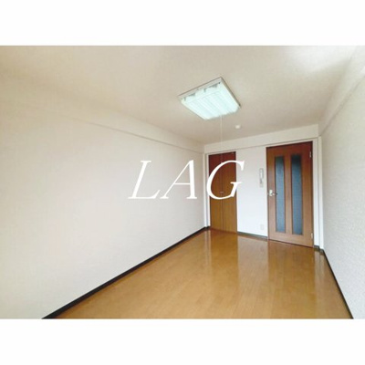 【居間・リビング】 | ドーチェスター大宮 | 洋室のお部屋です。