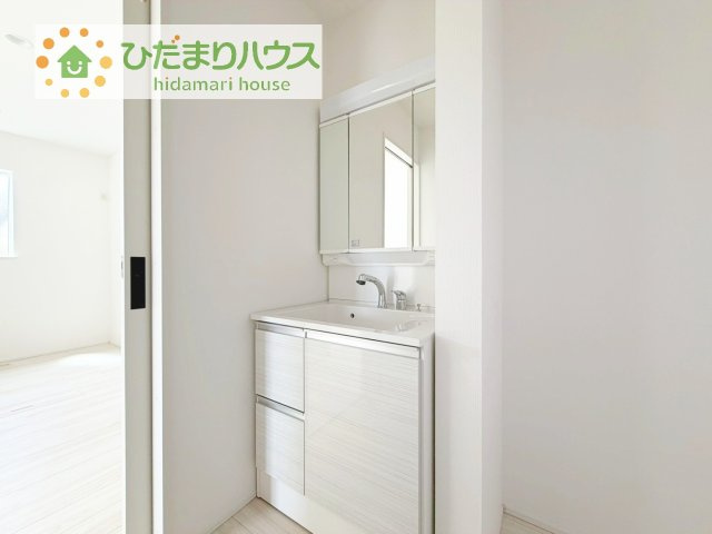 【独立洗面台】 | 我孫子市青山第1期　新築戸建　4号棟 | 三面鏡の大きな鏡は憧れます(^^♪鏡の後ろは収納となっていて、細かいものでも収納できるのでスッキリと整理できます！