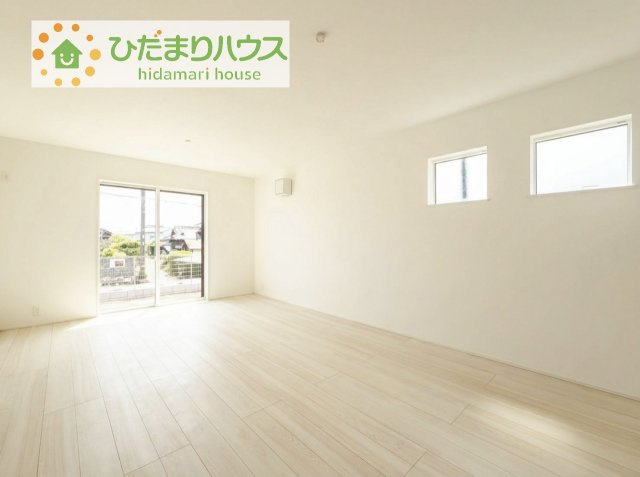 【居間・リビング】 | 我孫子市青山第1期　新築戸建　4号棟 | リビングの大きな窓からは、暖かな日の光が降り注ぎます・・・