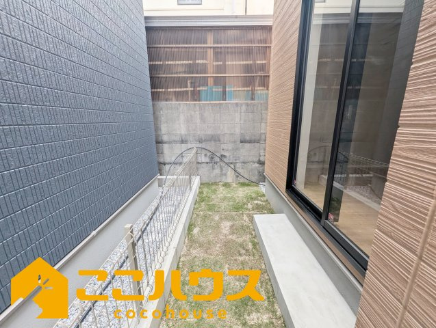 うるま市江洲2108番　新築戸建て　全10棟　F号棟の庭|建物脇の側庭スペース