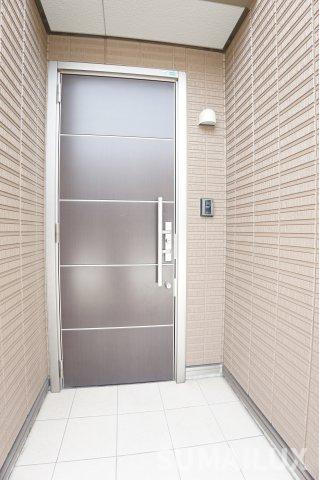 シャーメゾン三郎２丁目のエントランス