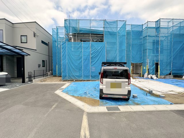 安佐北区深川7丁目 No.16の駐車場|(16号棟)車は車種により並列4台駐車可能☆
広い駐車スペースは来客時や将来お子様が車を持った際も安心です♪