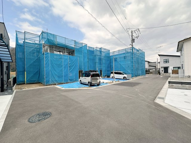 安佐北区深川7丁目 No.16の前面道路含む現地写真|前面道路は幅員約6mあり広々と開放的です。
基本的に居住者しか通らないため小さなお子様のいるご家族も安心して生活できます♪