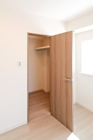 ライオンズマンション平和台第３の収納|ライオンズマンション平和台第３：ウォークインクローゼット画像１