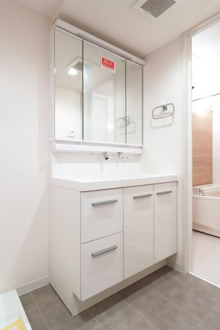 ライオンズマンション平和台第３の独立洗面台|ライオンズマンション平和台第３：三面鏡が付いた収納力もある洗面化粧台です！
