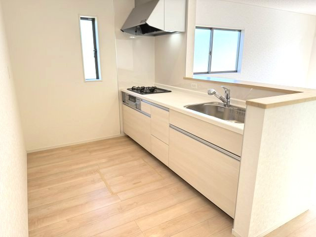 クレイドルガーデン高崎市足門町第9　2号棟のキッチン|人気のカウンターキッチン採用です☆
コンロも３口ご用意しています！調理スペースも広くストレスなくお料理できます。
浄水器つきなので美味しいお水も飲めますよ♪