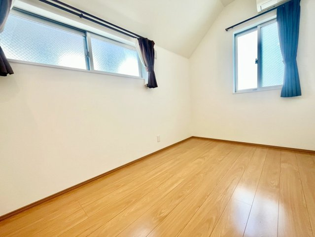 杉並区阿佐谷南3丁目　中古戸建の洋室|全居室２面採光のため、日差しが差し込む明るいお部屋です！

現地ご見学希望・資料請求などお気軽にお問い合わせ下さい！
03-5990-5201